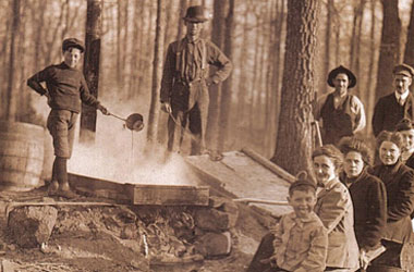 재래식 방법으로 메이플 시럽을 생산하는 모습