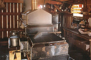 현대식 시설로 메이플 시럽을 생산하는 모습